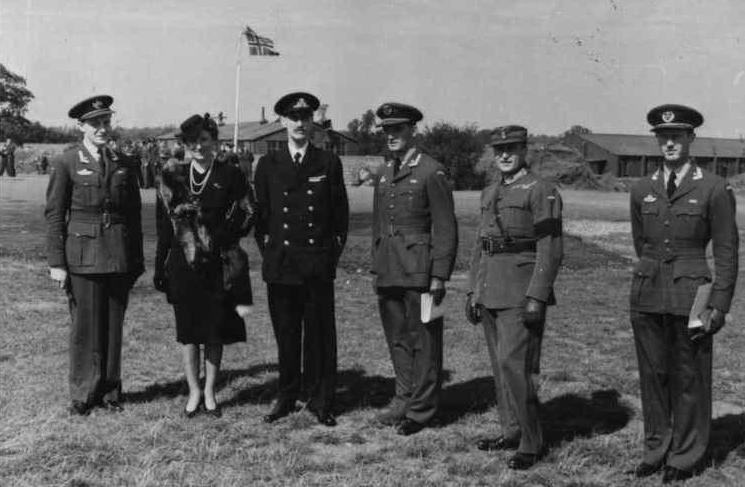 Majors Mehre, Mohr and Birksted are presented with the Norwegian War Cross with Sword by Crown princess Märtha, King Haakon, and Crown prince Olav on 5 September 1942