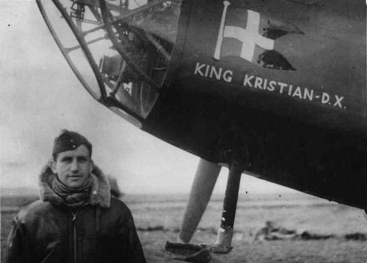 Henning Pedersen in front of Handley Page Hampden King Kristian d. X.