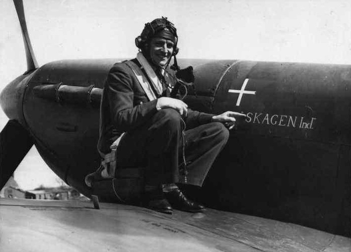 Plt Off. Axel Svendsen on top of the wing of Spitfire Vb BL924 AZ-G “Skagen Ind.