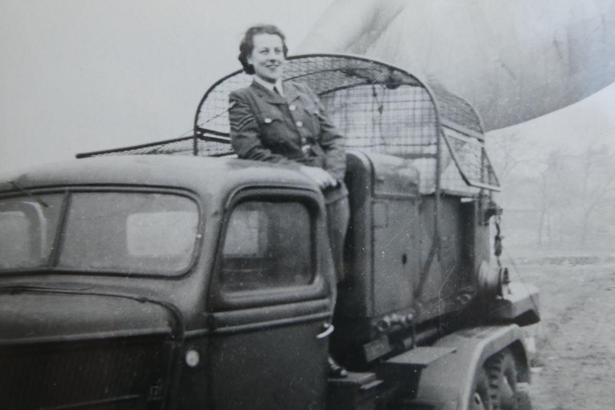 Margrete Jepsen standing in front of the ballon which mounted on a Fordson Sussex barge balloon tender. The metal cage behind her was designed to protect the balloon operator when operating the barrage balloon. The photo was taken in April 1943 at Site 126 in Eccles near Manchester.