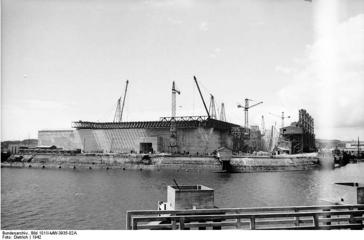 A U-boat pen under construction at Lorient in 1942 (Wikicommons: Bundesarchiv Bild 101II-MW-3935-02A, Lorient, U-Bootbunker im Bau.jpg)