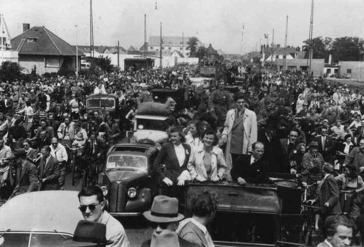 The many spectators creates chaos in the Copenhagen traffic