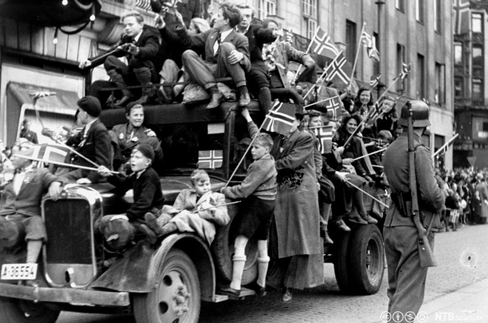 Cheering crowds on a lorry in Karl Johans on 8 May 1945 (Photographer: Ingvald Møllerstad, © Aftenposten, NTB scanpix).