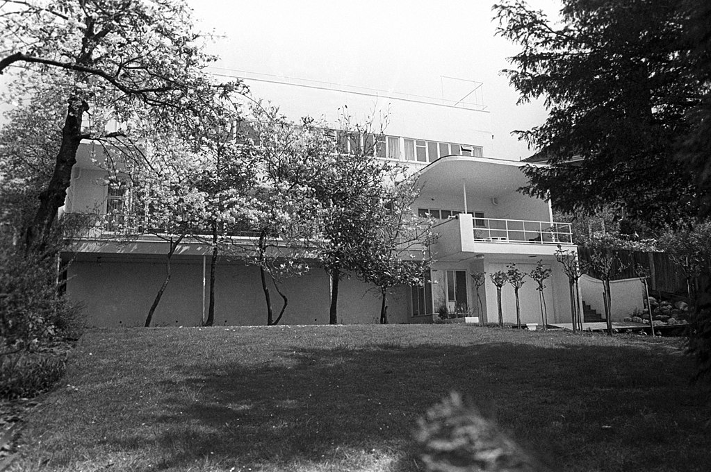 The Sun House in Frognal Way, Hamstead (1935) was designed by the modernist architect Maxwell Fry in 1935 and it has been on National Heritage List for England for its special architectural and historical value since 1974.